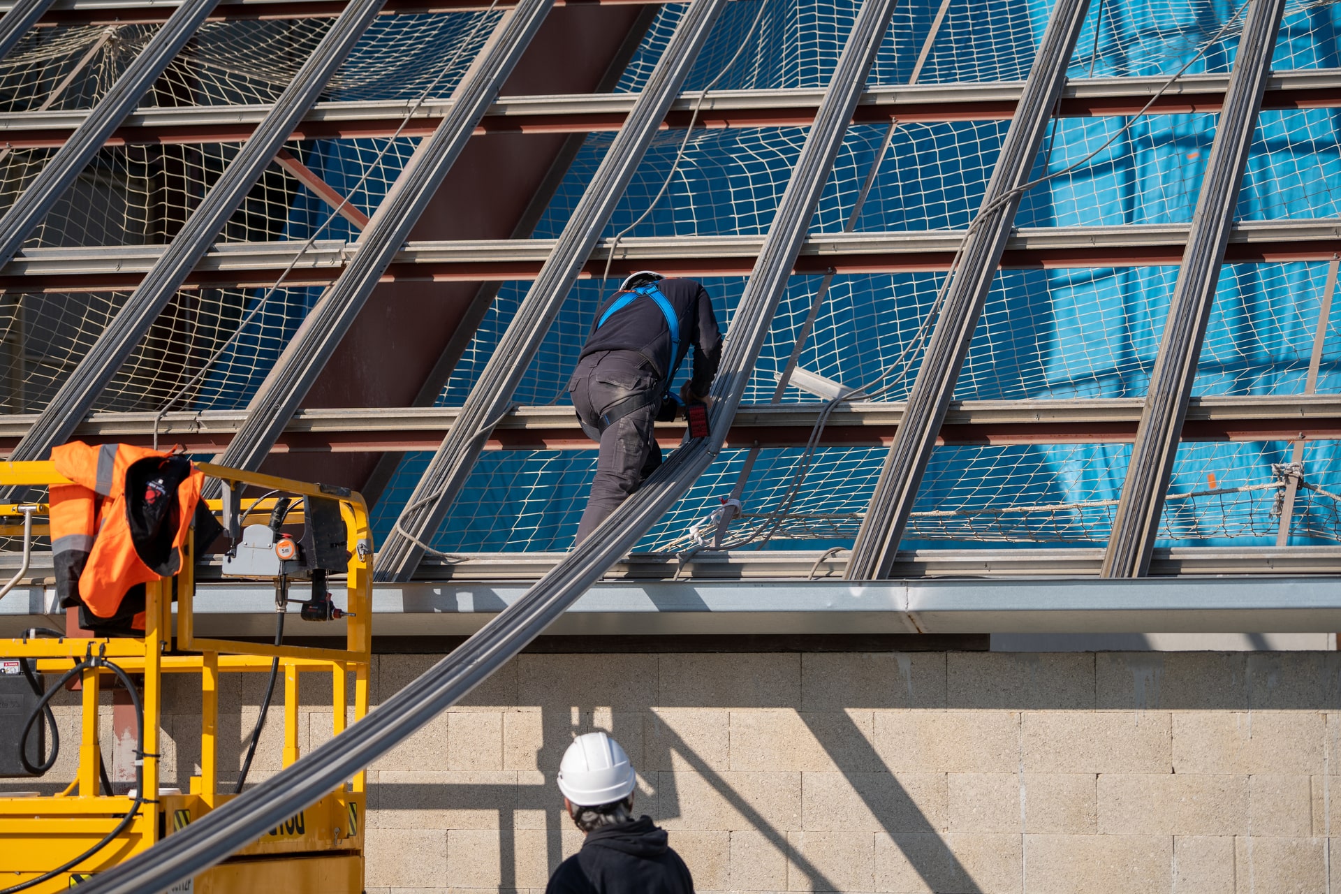 homme ouvrier installation photovoltaïque
